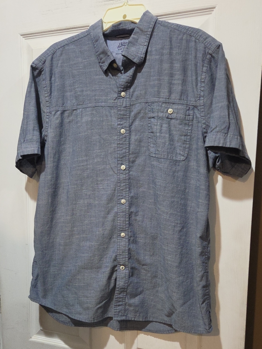 IZOD BUTTON UP SHIRT